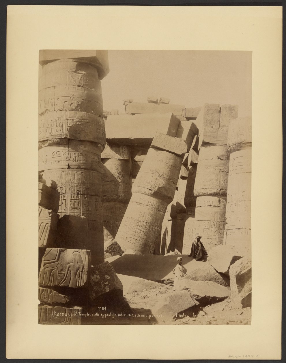 (Karnak) Großer Tempel, Hypostylhalle, Innenansicht, geneigte Säule von G. Lekegian