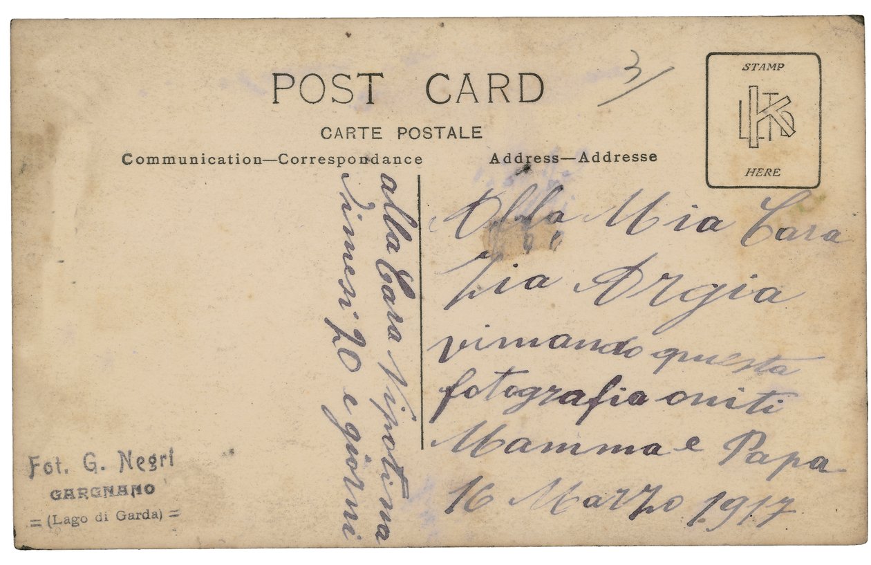 Rückseite einer Postkarte mit einem Infanteriesoldaten, Kanonier, in Uniform mit seiner Frau und seinem Sohn während des Ersten Weltkriegs von G. Negri