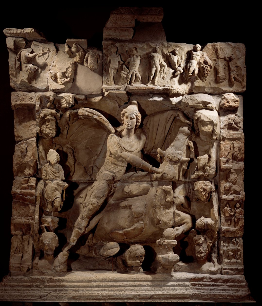 Gallorömische Kunst: Relief, das Mithra, den Gott des Lichts, mit dem Stier darstellt. Aus einem Mithräum-Tempel. 50 v. Chr. - 100 n. Chr. Metz. Museum der Schönen Künste von Gallo Roman