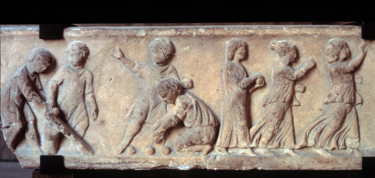 Gallorömische Kunst: Marmorfries im Flachrelief von einem Sarkophag und Darstellung von Kindern, die Ball spielen. 2. Jahrhundert n. Chr. Paris, Louvre Museum von Gallo Roman