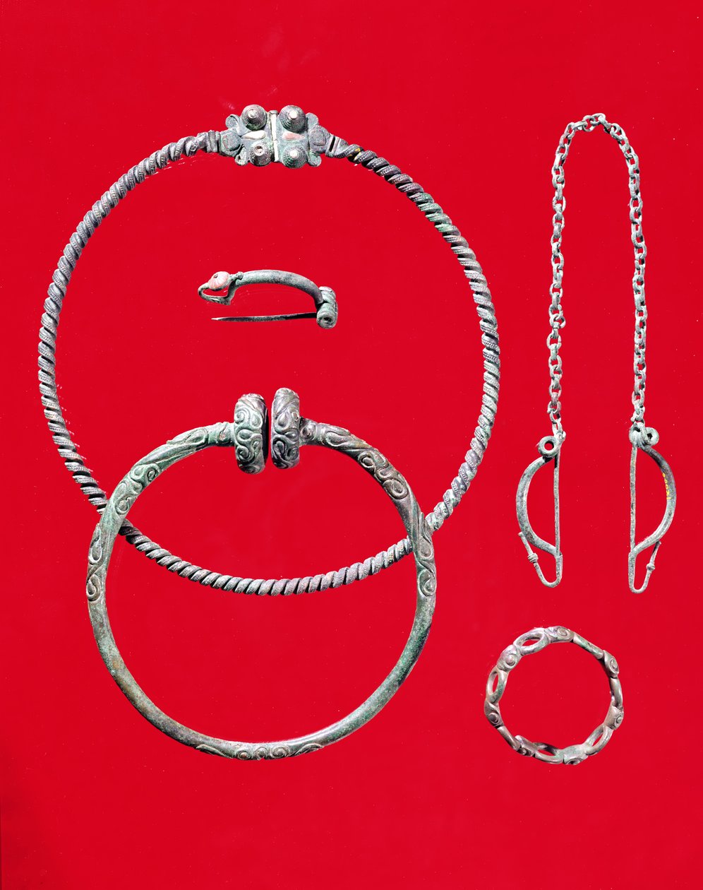 Auswahl an Schmuck, darunter eine Brosche aus Saint-Etienne-au-Temple, Marne (475-300 v. Chr.) von Gaulish
