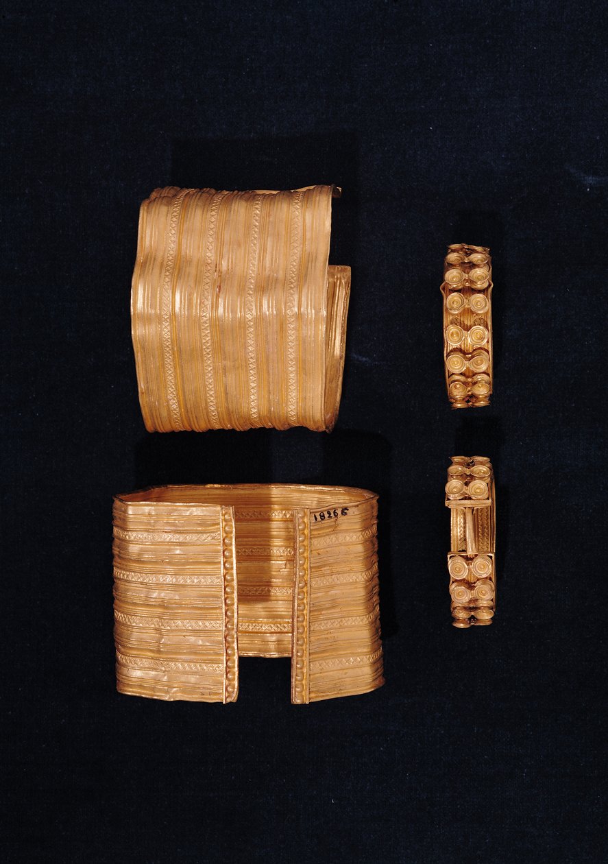 Zwei offene facettierte Armbänder und ein Paar Ohrringe, aus dem fürstlichen Grab von Sainte-Colombe, Côte d