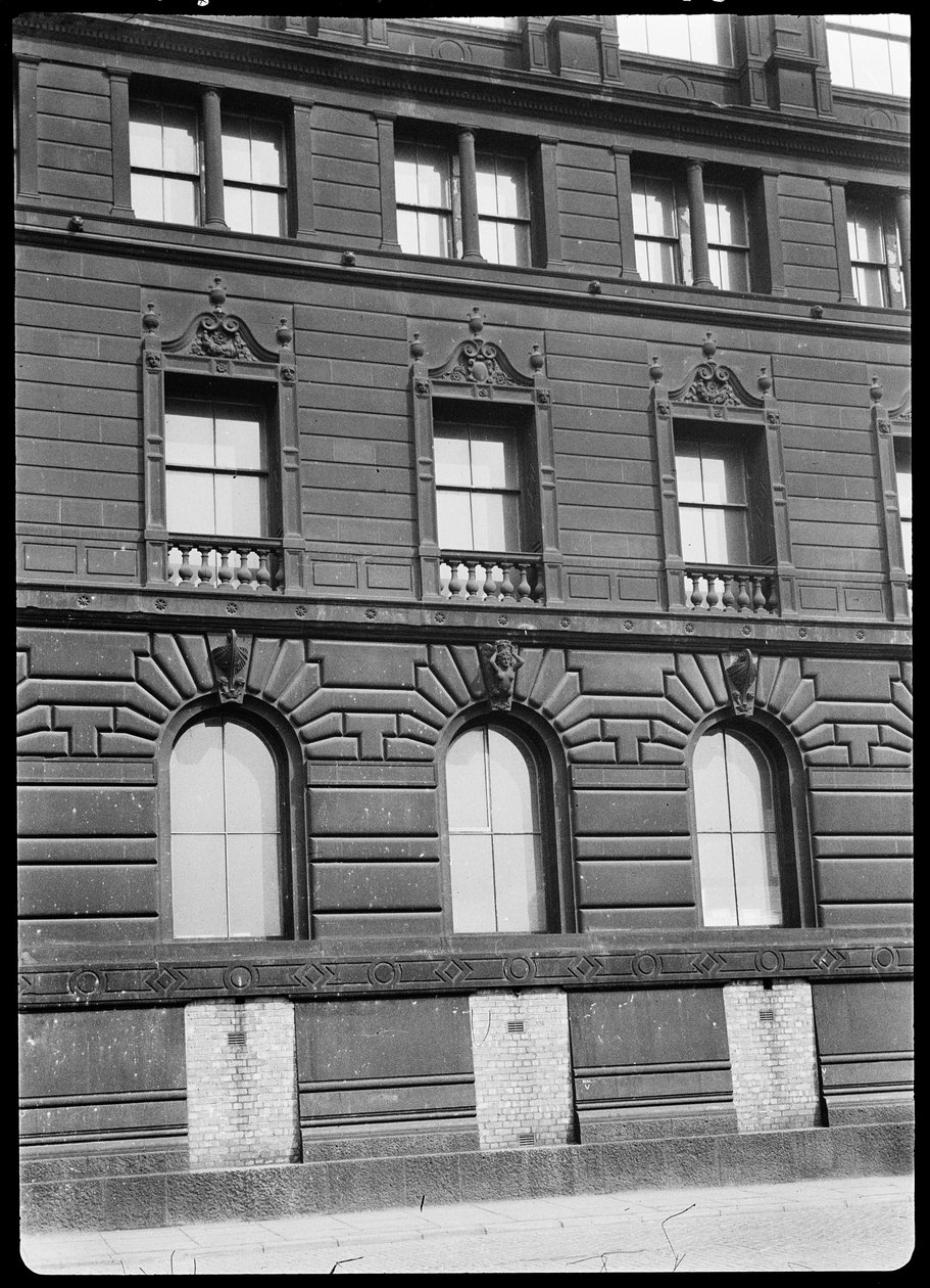 Watts Lagerhaus, 47 Portland Street, Manchester, 1942 von George Bernard Wood
