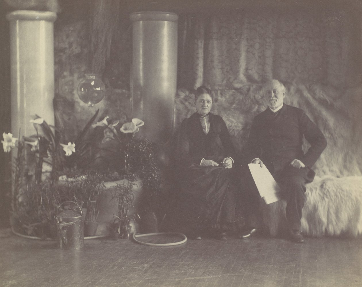 Herr und Frau Charles E. Tiffany im Studio von Louis C. Tiffany, ca. 1890 von George Collins Cox