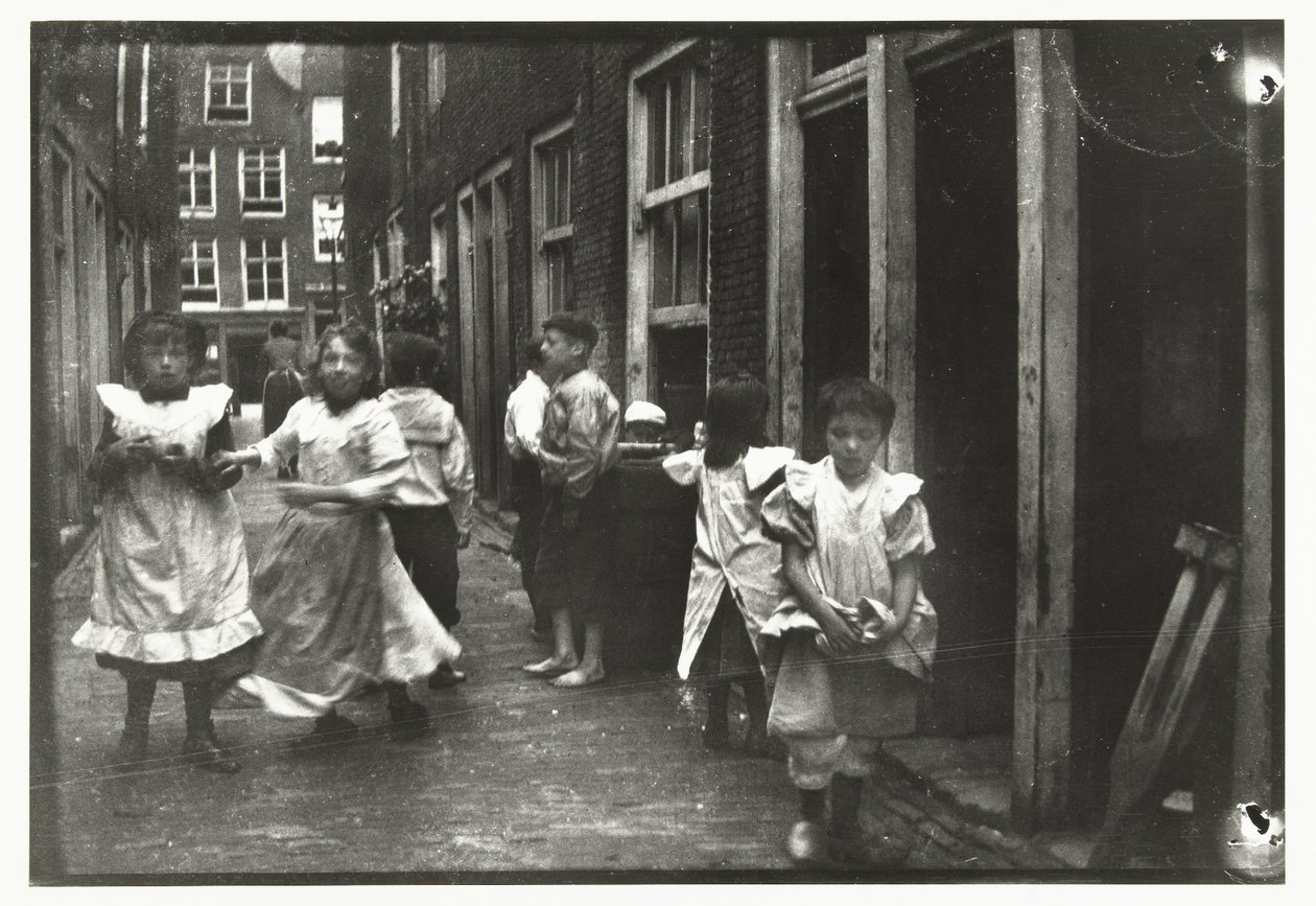 Spielende Kinder in einer Straße von George Hendrik Breitner