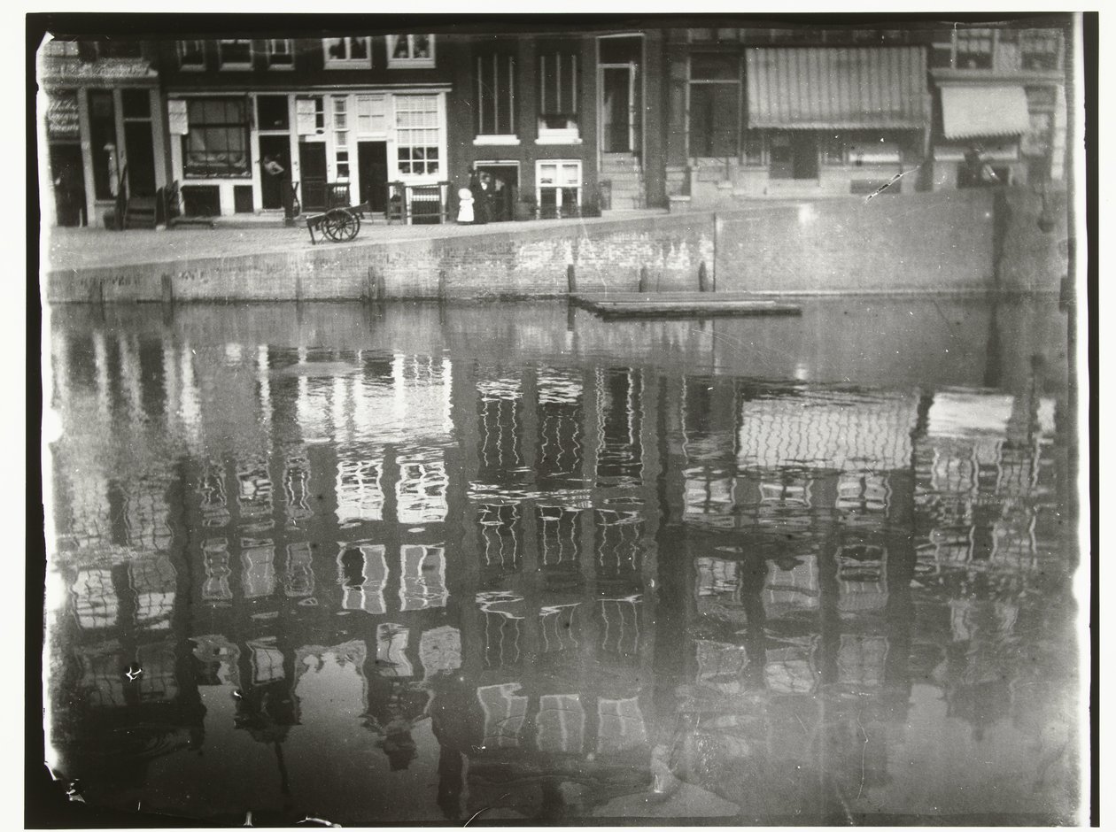 Spiegelung von Grachtenhäusern im Wasser am Singel 377 bis 385 in Amsterdam von George Hendrik Breitner