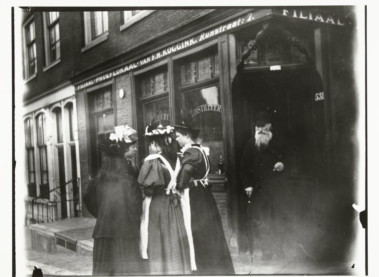 Vier junge Frauen auf der Straße vor dem Proeflokaal Koggink in der Runstraat in Amsterdam von George Hendrik Breitner