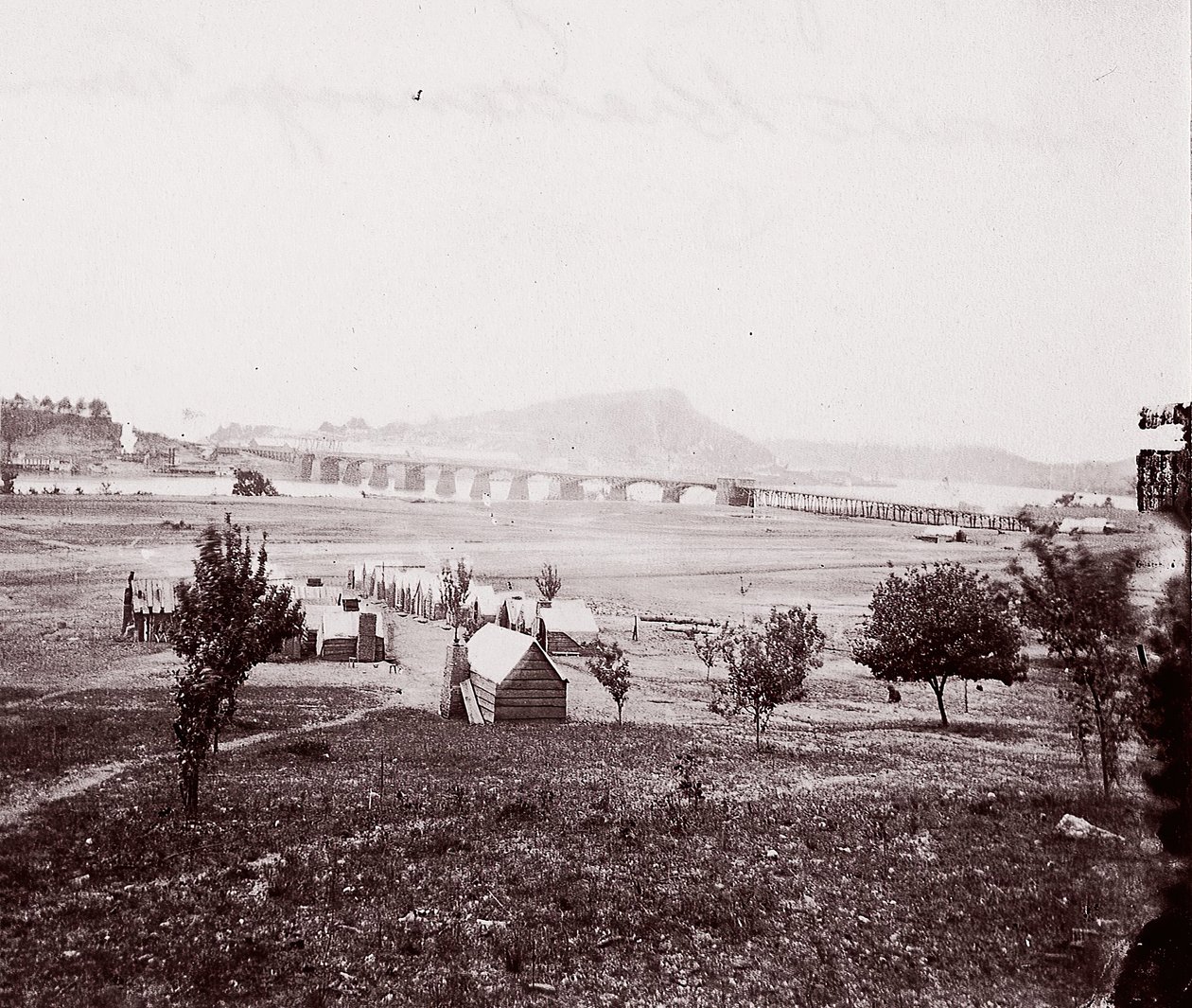 Lager der Brückenbauer gegenüber Chattanooga von George N. Barnard