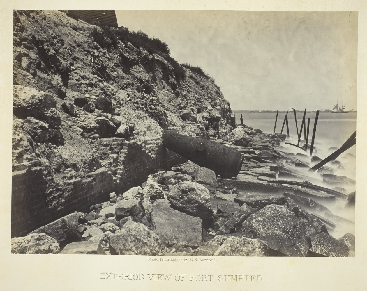 Außenansicht von Fort Sumpter von George N. Barnard
