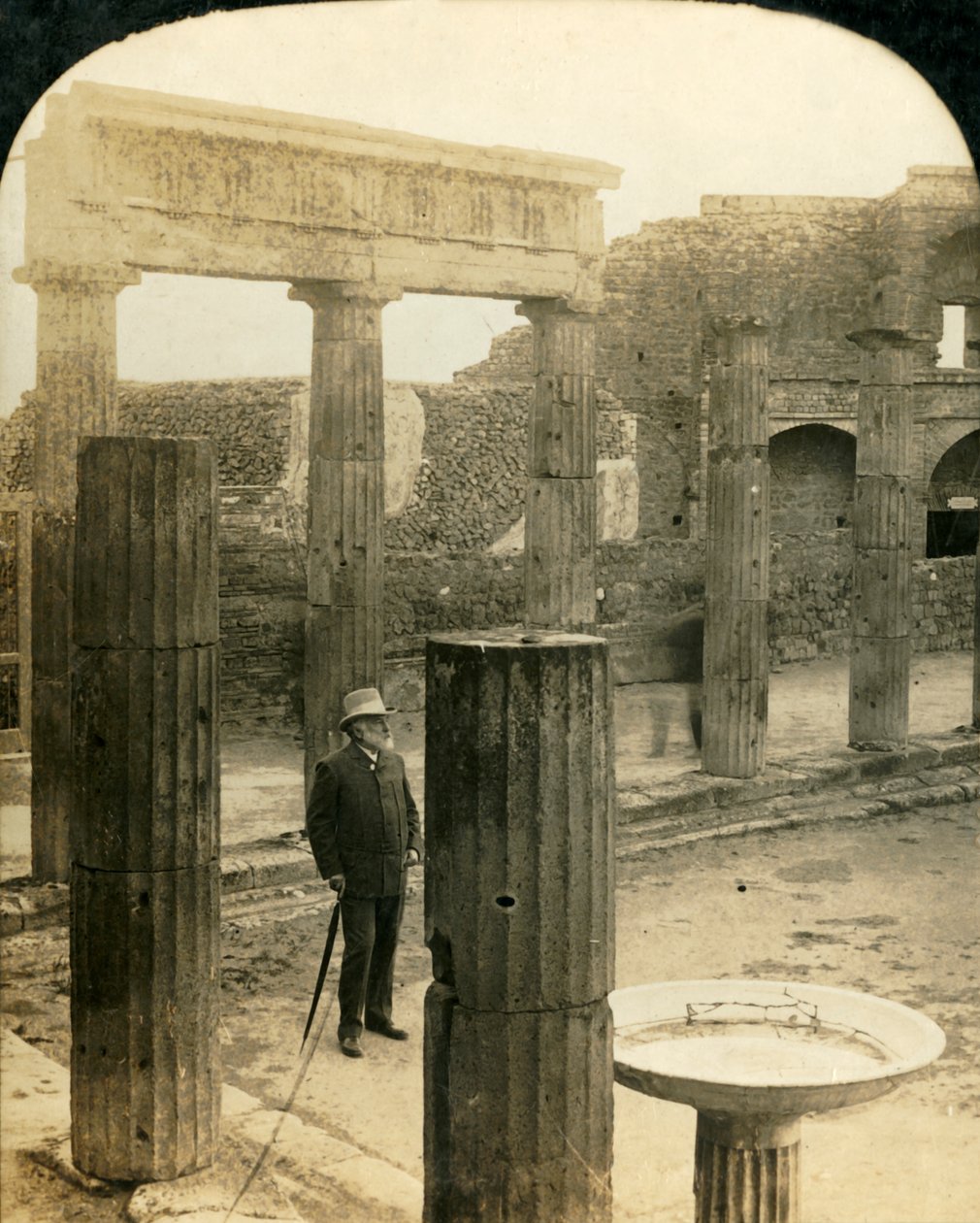 Dreieckiges Forum, Ruinen von Pompeji, Italien, ca. 1909 von George Rose