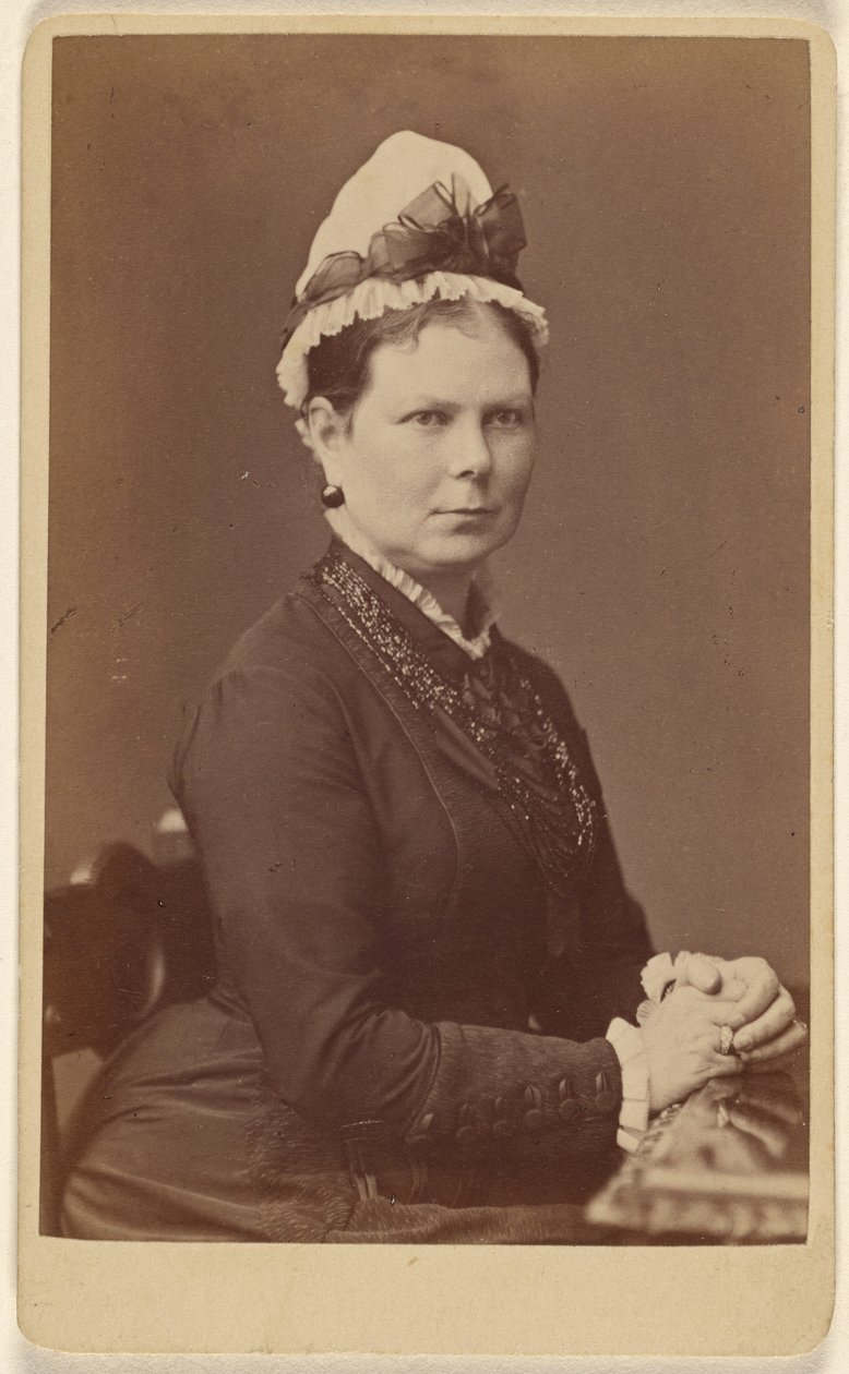 [Unbekannte Frau mit Haube und Schleife, sitzend mit gefalteten Händen] von George Washington Wilson