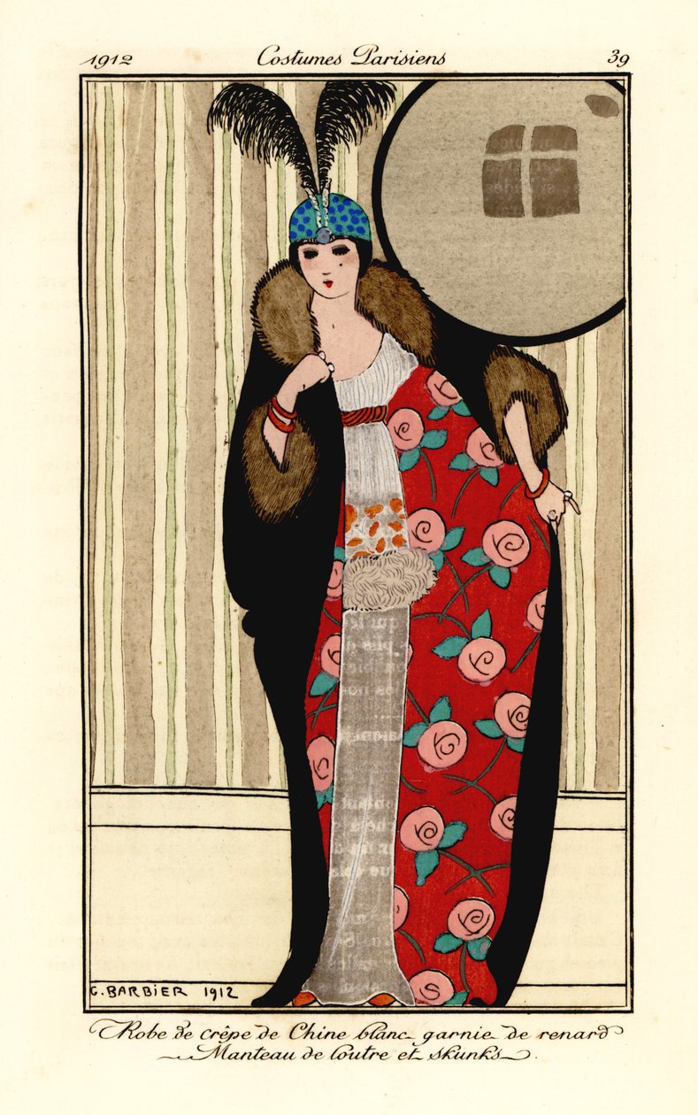 Frau im weißen Krepp-de-Chine-Kleid, Umhang aus Otter- und Stinktierfell mit Blumenmuster gefüttert, Schädelkappe mit Federn. Robe de crepe de chine blanc garnie de renard, manteau de loutre et skunks. Handkolorierte Pochoir-Radierung nach einer Illustrati von Georges Barbier