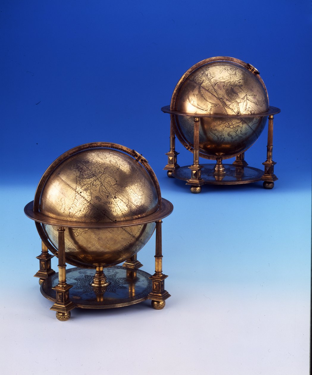 Paar Globen, terrestrisch und himmlisch, mit der Tughra und lateinischer Inschrift von Sultan Murad III, 1579 von Gerardus Mercator