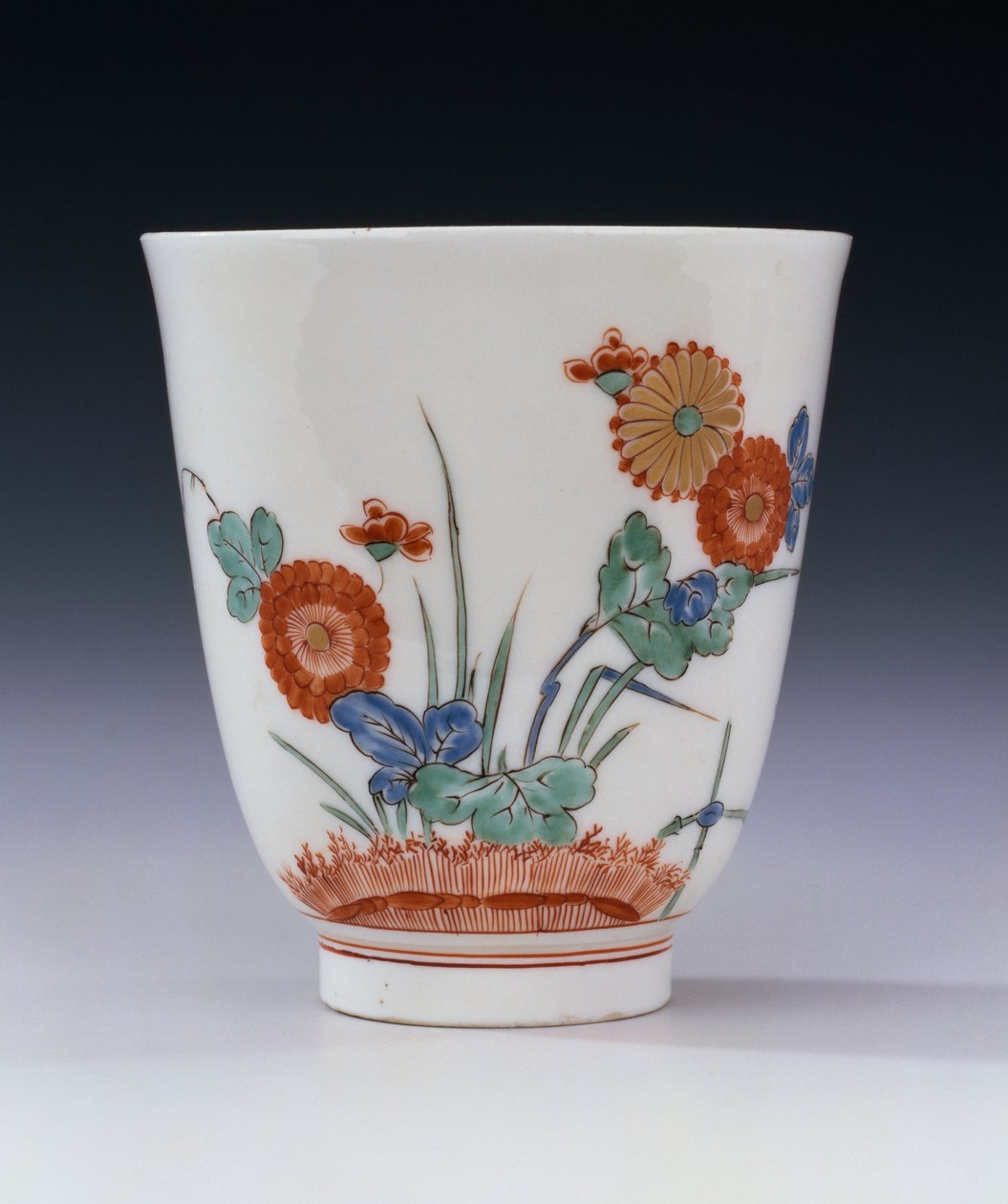 Ein Bottger Kakiemon becherförmiger Becher, bemalt mit Chrysanthemen und Gräsern, ca. 1725 von German School
