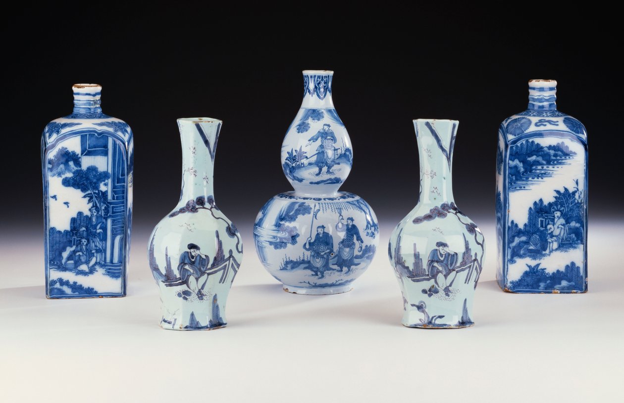 Eine Auswahl von Frankfurter Blau-Weiß-Keramiken im chinesischen Stil, um 1700-10 von German School