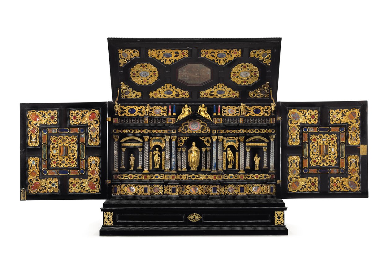 Ein Augsburger Tischkabinett aus vergoldetem Metall, Bergkristall und pietra dura, ca. 1630-40 von German School