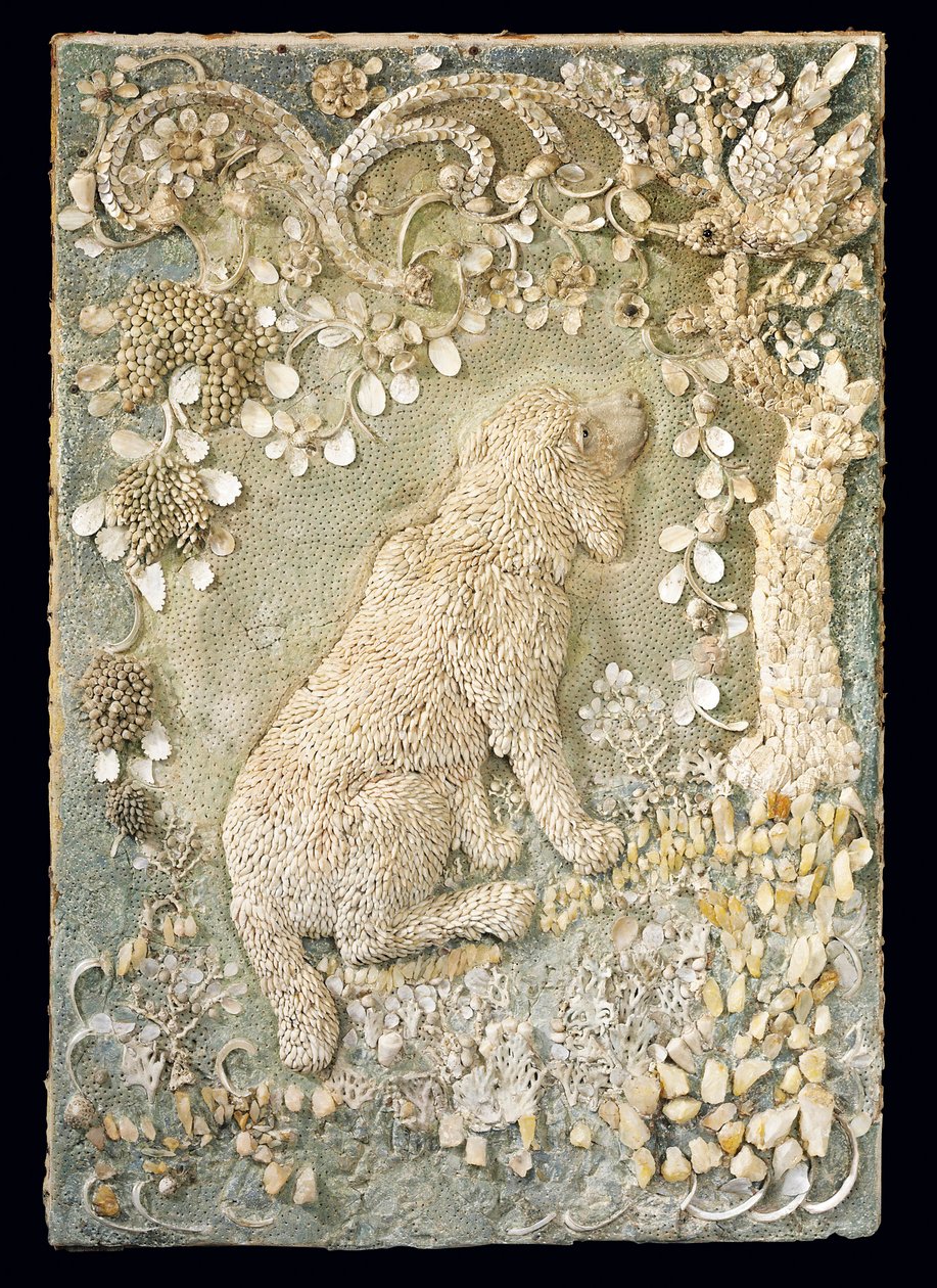 Einer von einem Paar Louis XV sitzender Hunde, modelliert in Relief, in einer grottenartigen Umgebung von German School