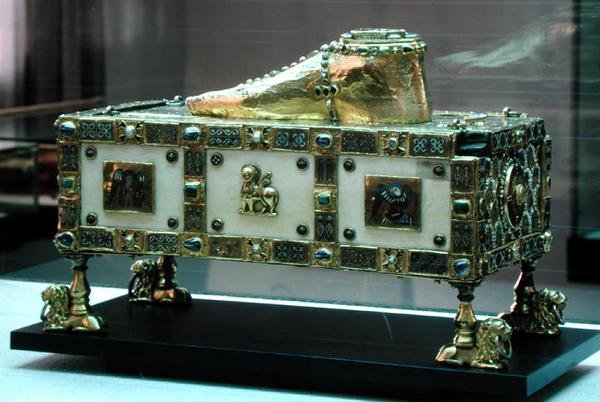 Tragbarer Altar des Heiligen Andreas, auch bekannt als Egbert-Schrein, hergestellt von der Werkstatt der Goldschmiede, die von Erzbischof Egbert von Trier gefördert wurde, ca. 980-990 von German School
