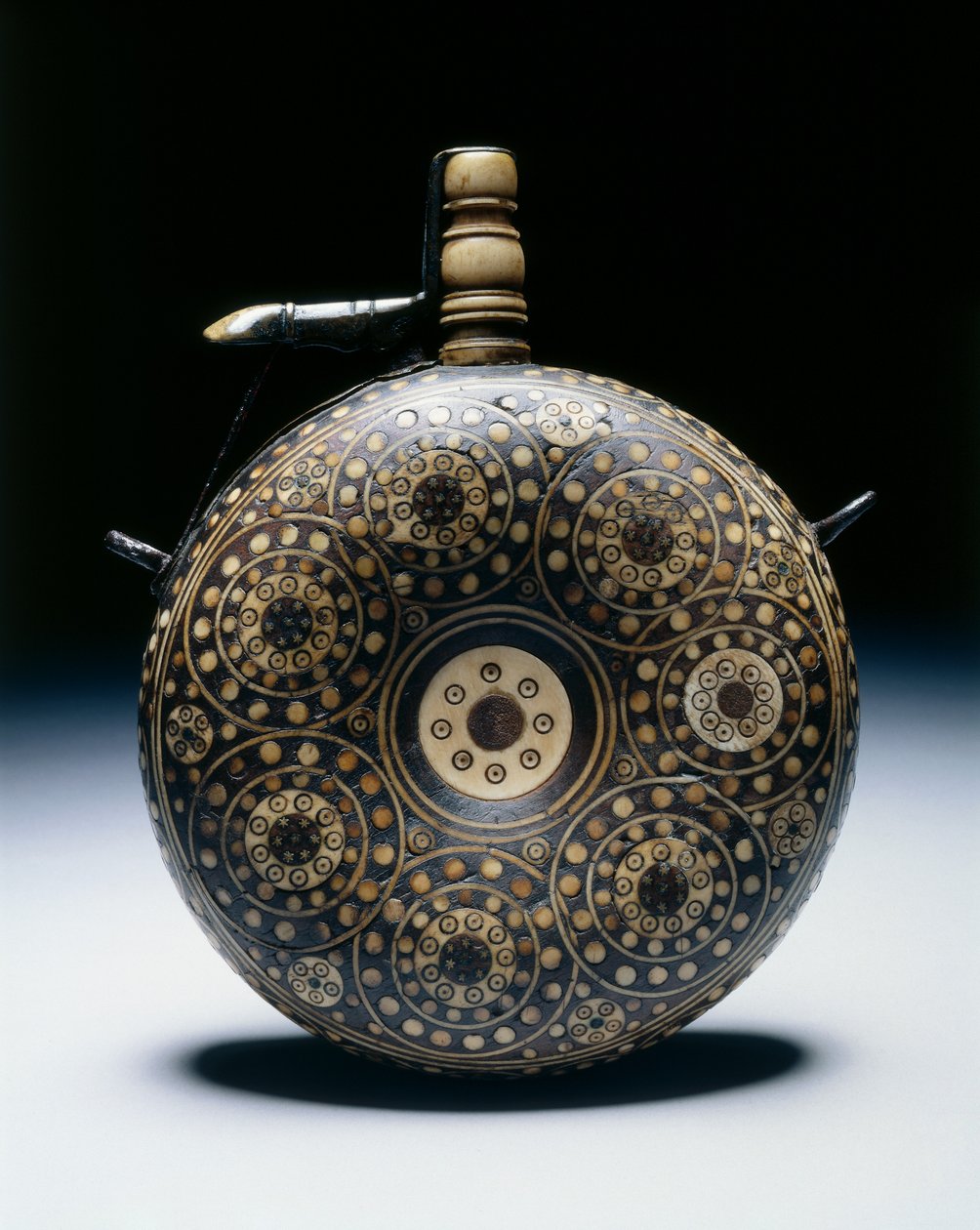 Pulverflasche, um 1620-50 (Walnuss mit Horn, Knochen, Messing & Eisen) von German School