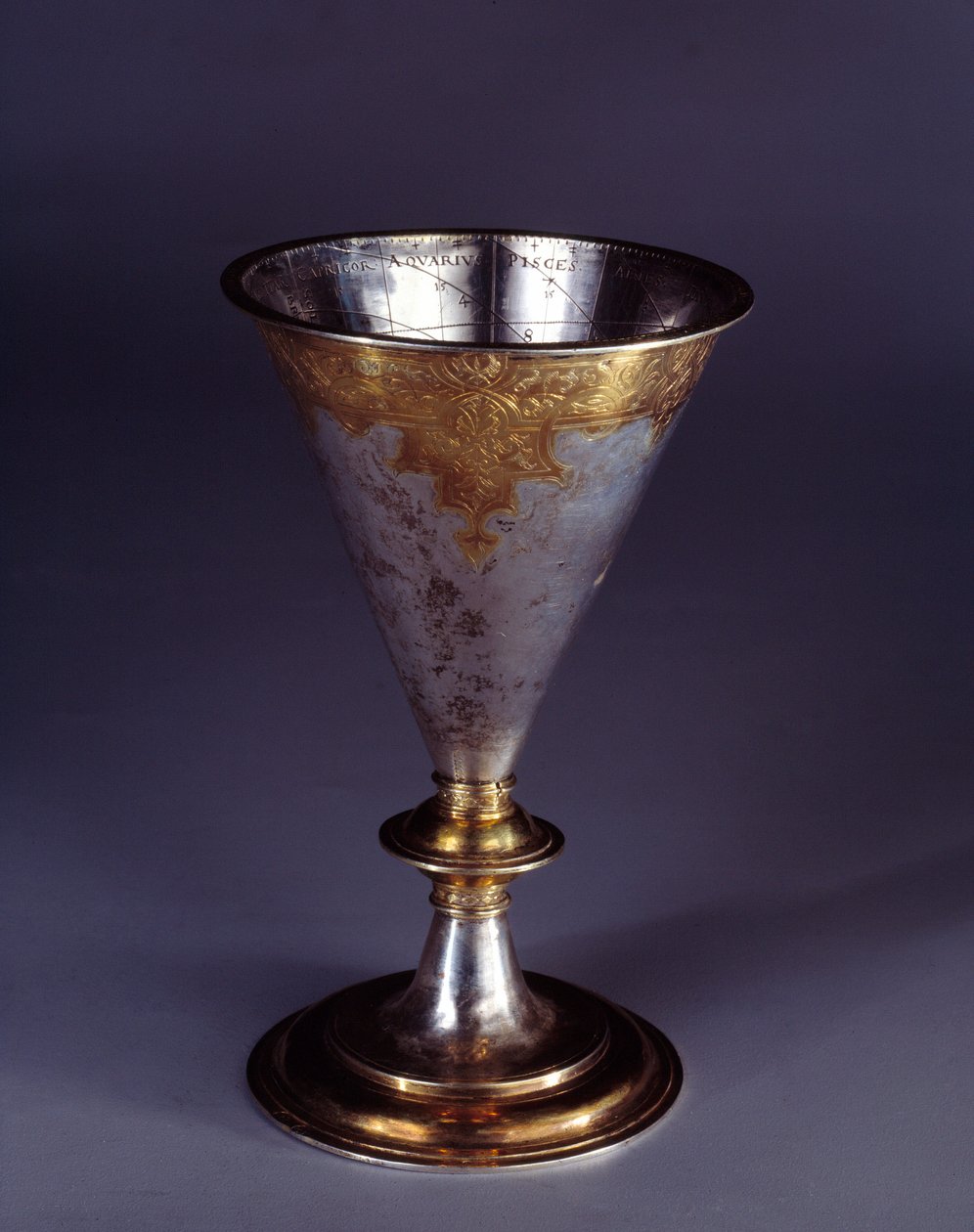 Wissenschaftliches Instrument: Kelchförmige Sonnenuhr aus Gold und Silber. Deutsche Schule. Spätes 16. Anfang 17. Jahrhundert. Enouen, Renaissance-Museum von German School