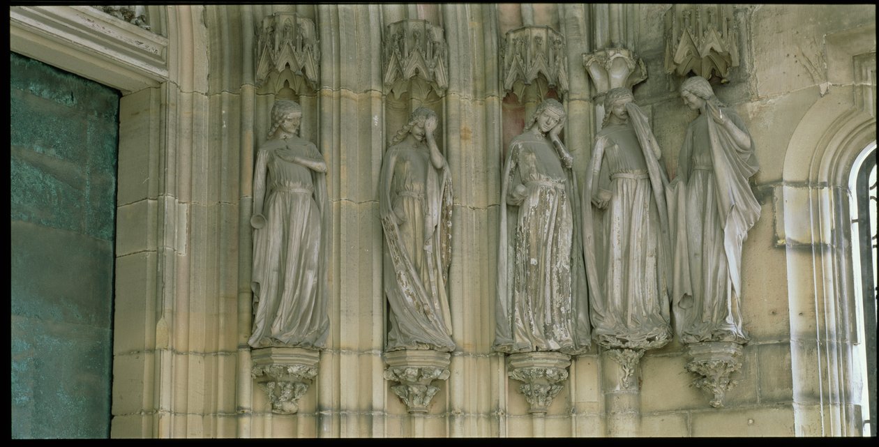 Die fünf törichten Jungfrauen, Gewändefiguren vom Paradiesportal, Figuren um 1250 geschnitzt, Vorhalle um 1350 gebaut von German School