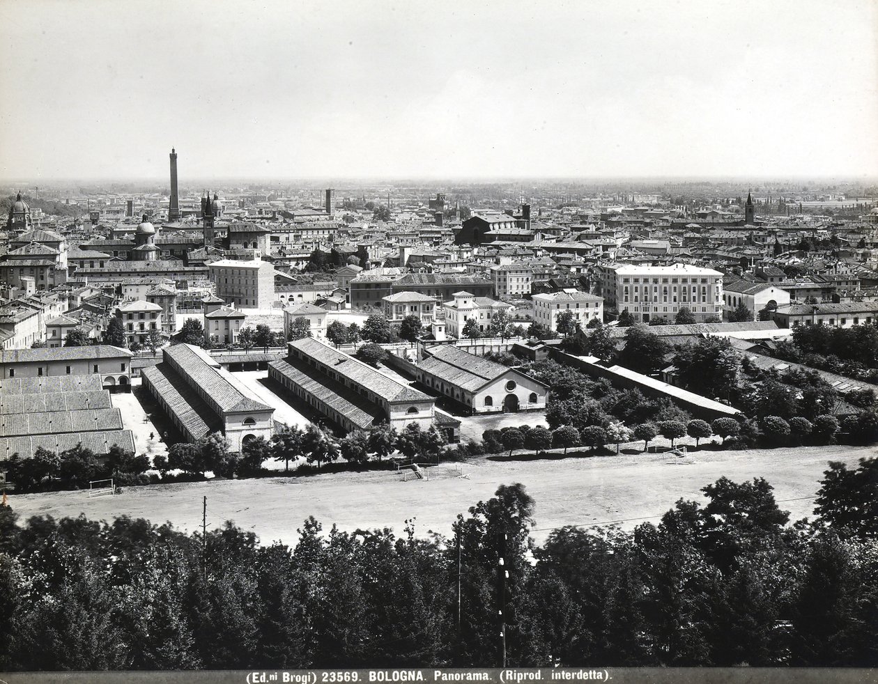 Panoramablick auf Bologna mit einigen Fabriken. von Giacomo Brogi