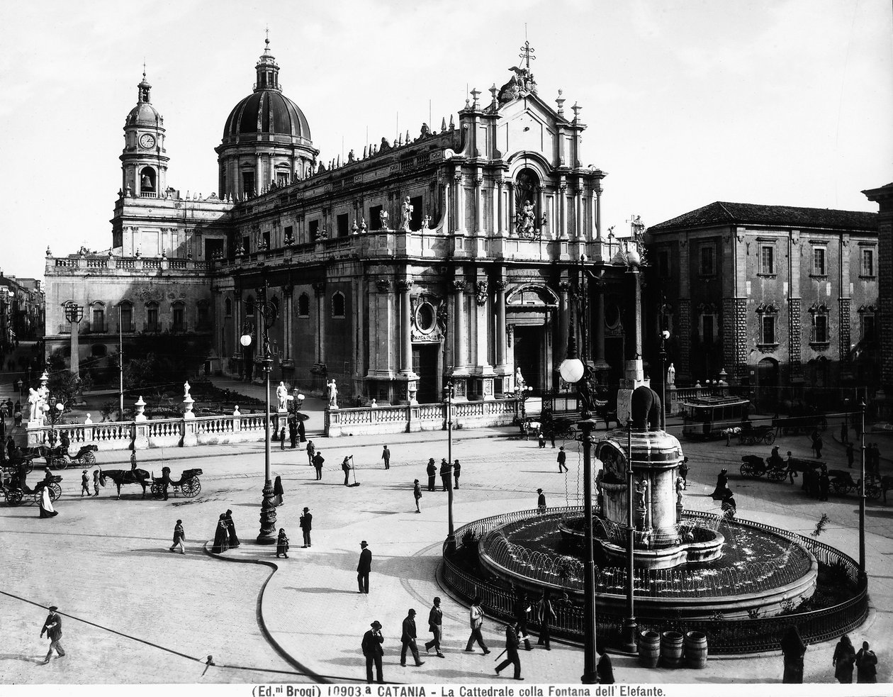 Piazza del Duomo in Catania, mit der Kathedrale, die der Heiligen Agatha gewidmet ist, und dem Elefantenbrunnen, ca. 1900 von Giacomo Brogi