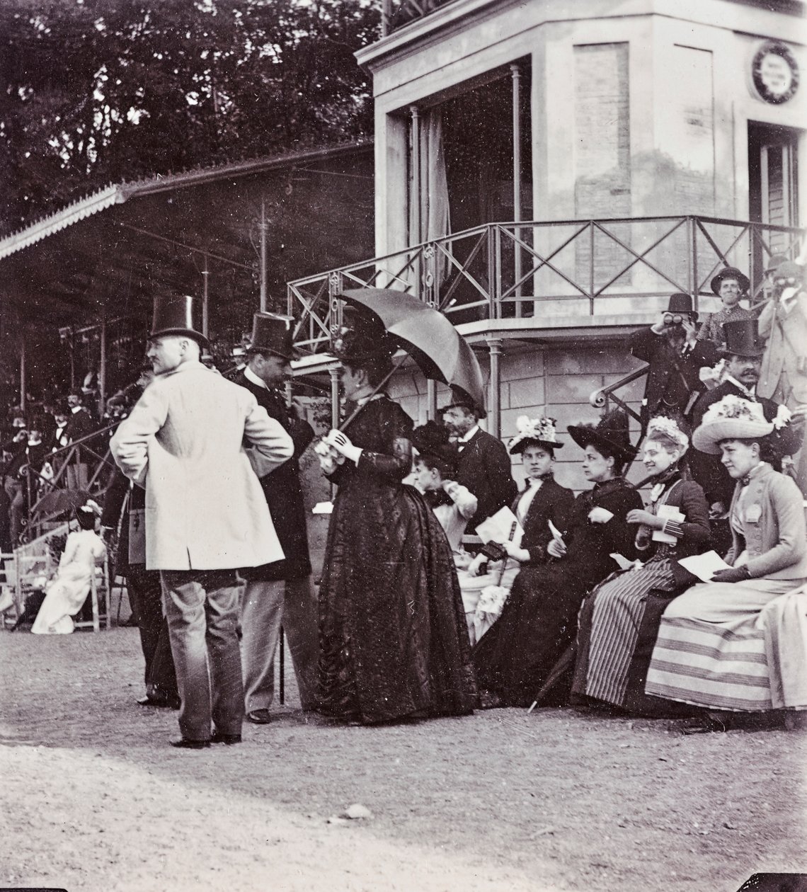 Zuschauer auf den Tribünen kontrollieren den Ausgang eines Rennens auf der Rennbahn im Cascine-Park: J. Halphon, Miss Serjeaf, Herzogin von Brindisi, Herzogin von Rohorn, Gräfin Della Gherardesca, Marquis Bellisomi, Gondi von Giorgio Enrico (attr.to) Levi