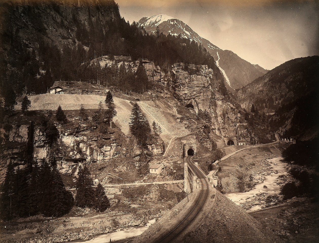 Ein Abschnitt der San-Gottardo-Eisenbahn bei Faido von Giorgio Sommer