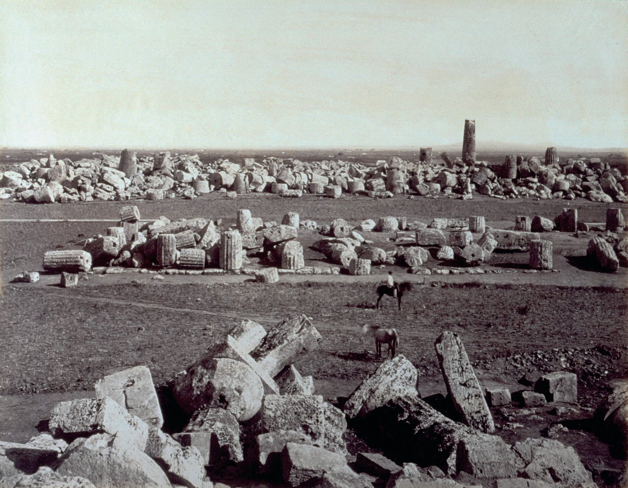 Panorama der Überreste des Tempels der Minerva und des Tempels des Apollo in Selinunte. Ein Mann zu Pferd befindet sich unter den Ruinen der archäologischen Stätte von Giorgio Sommer
