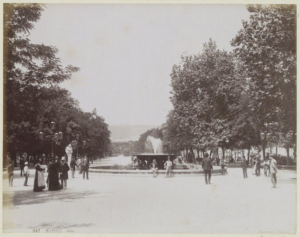 Platz mit einem Brunnen und flanierenden Menschen in Neapel von Giorgio Sommer