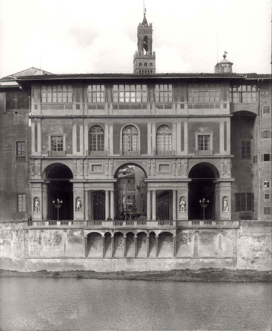 Fassade der Uffizien-Galerie am Lungarno Torrigiani von Giorgio Vasari