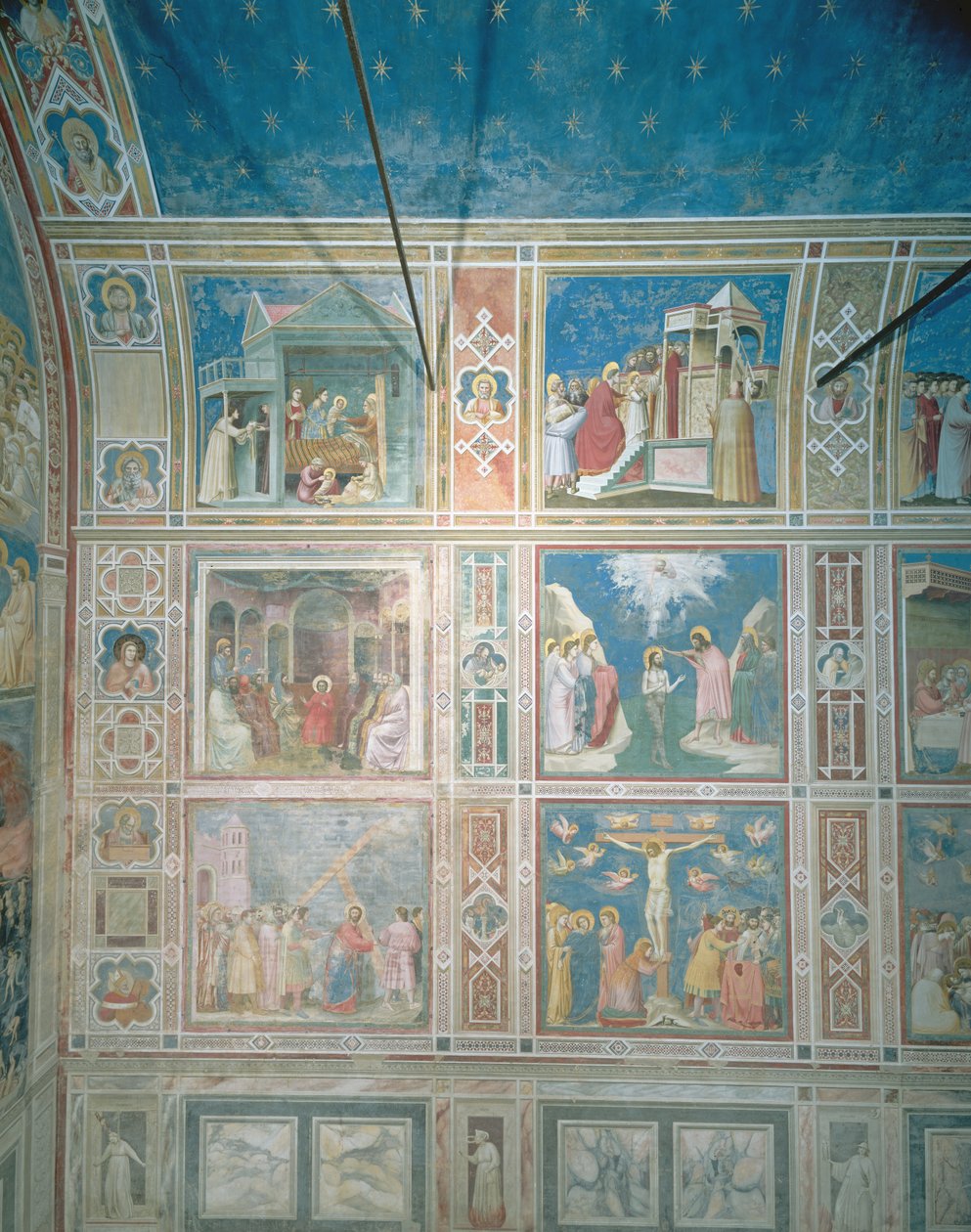 Ansicht der Fresken an der linken Wand, ca. 1303-05 (nach der Restaurierung) von Giotto di Bondone