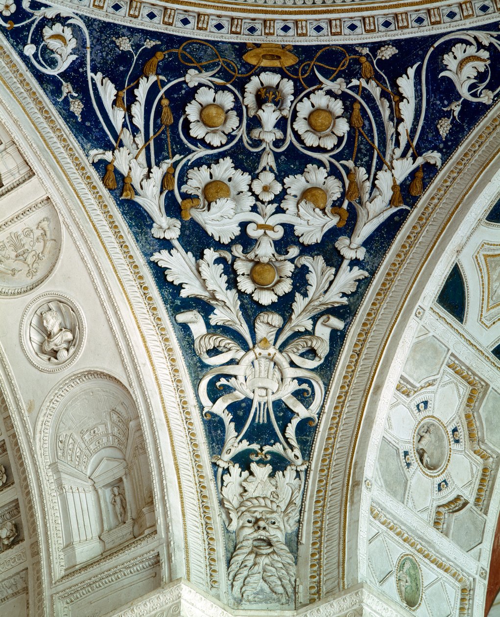 Die Loggia, Detail eines Zwickels im Gewölbe mit floralen Reliefs, 1520er Jahre von Giovanni da Udine