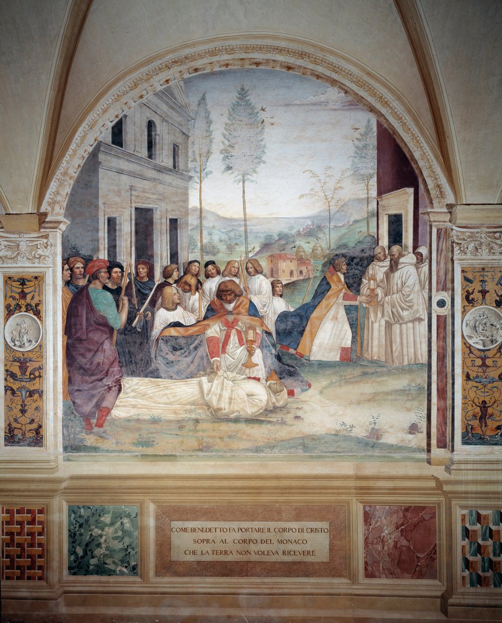 St. Benedikt trägt den Leib Christi auf dem Körper des Mönchs, den die Erde nicht begraben will, Fresko des Kreuzgangs von Antonio Bazzi genannt il Sodoma (1477 - 1549), das das Leben von St. Benedikt von Nursia (480 - 567) erzählt, Gründer des Benediktine von Giovanni Antonio Bazzi Sodoma