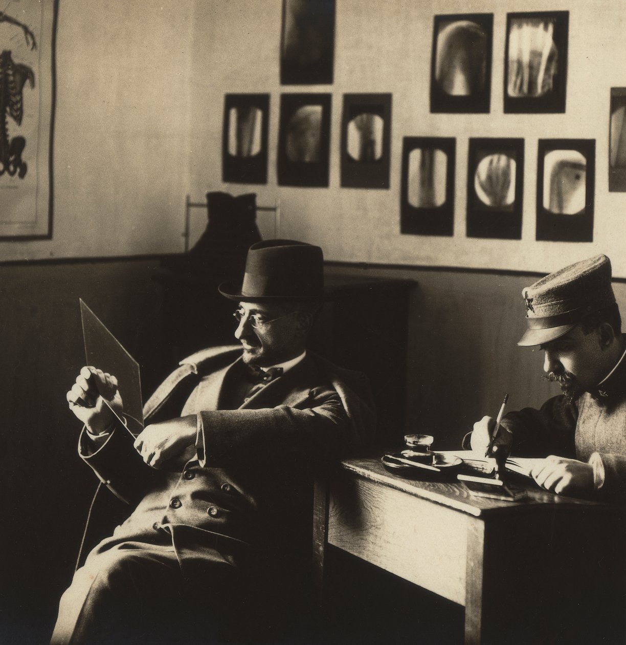 Alfredo Trombetta Radiologe mit einem Mann in Militäruniform, in der radiologischen Abteilung des Militärkrankenhauses in Campobasso. von Phillipe de Marlier