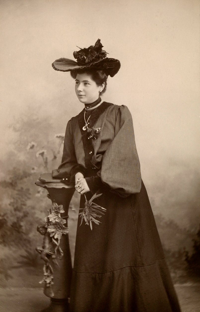 Porträt einer eleganten Dame mit Hut von Phillipe de Marlier