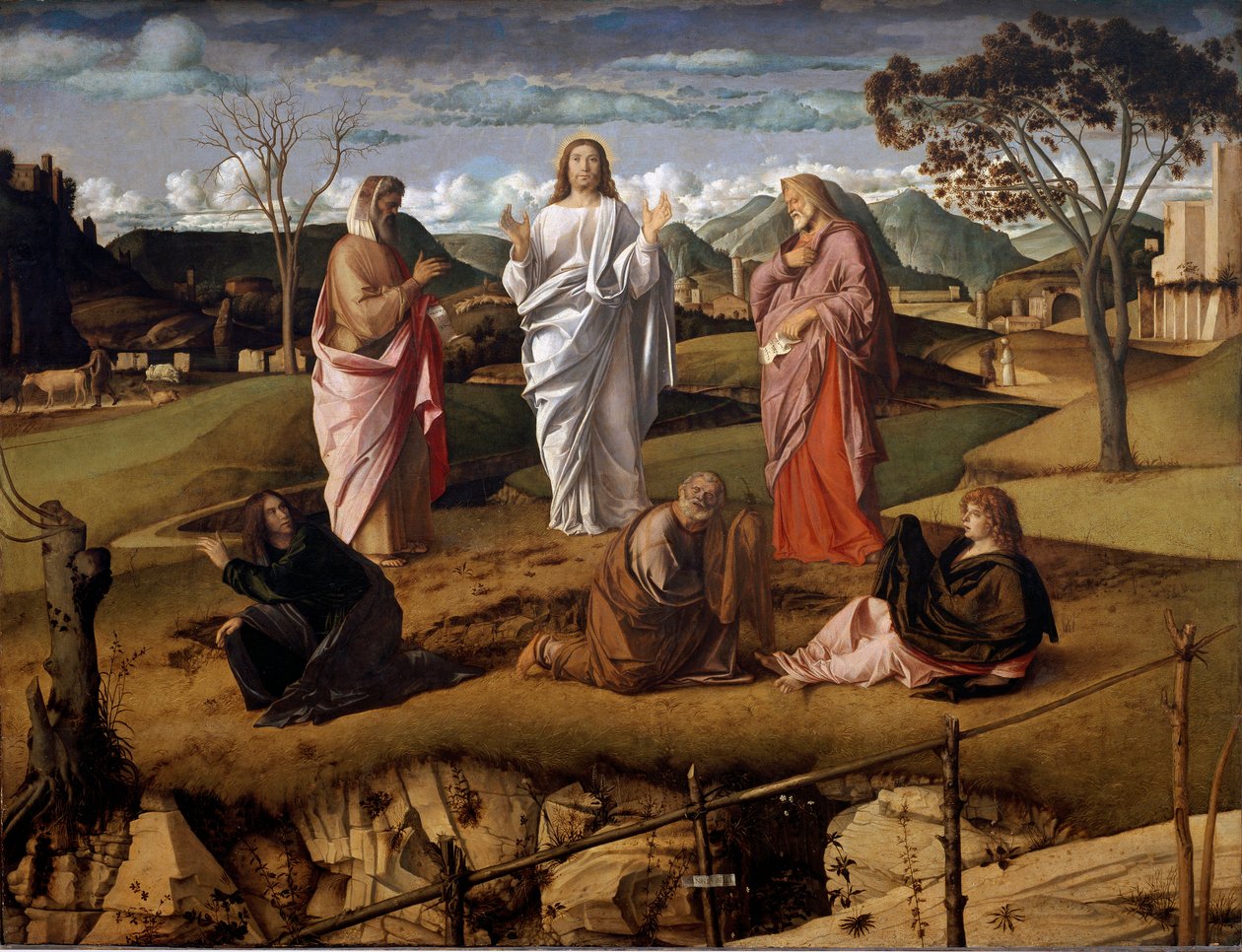 Die Verklärung Christi. Die Figuren des Alten Testaments Moses und Elia sind um Jesus dargestellt. Die Signatur des Künstlers ist auf einem Papier im Vordergrund zu sehen. Gemälde von Giovanni Bellini, genannt il Giambellino von Giovanni Bellini