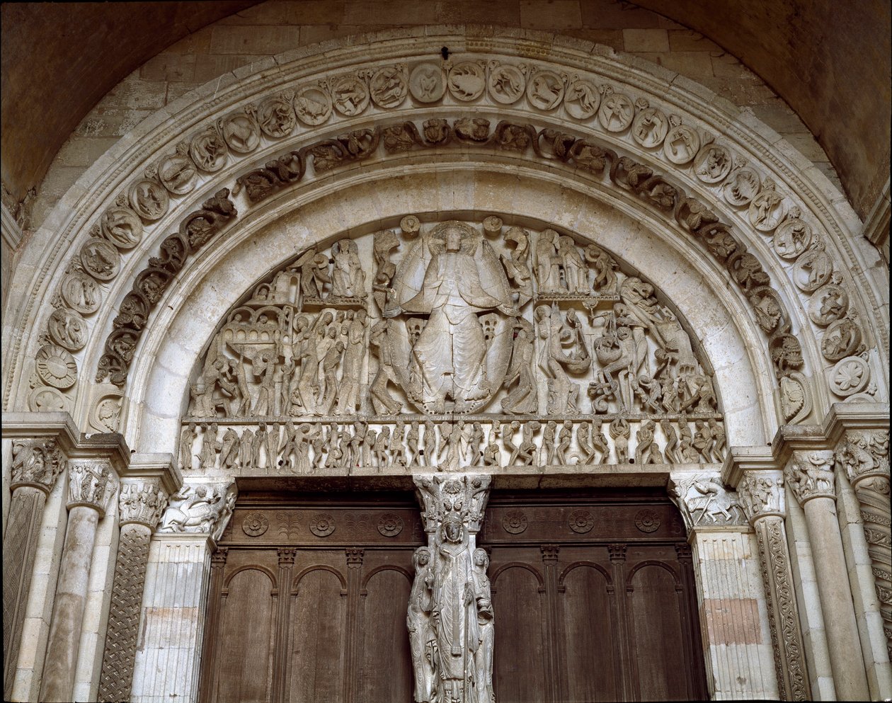 Romanische Kunst: Tympanon, das das Jüngste Gericht darstellt. Skulptur von Meister Gislebertus (ca. 1130-1140) von Gislebertus