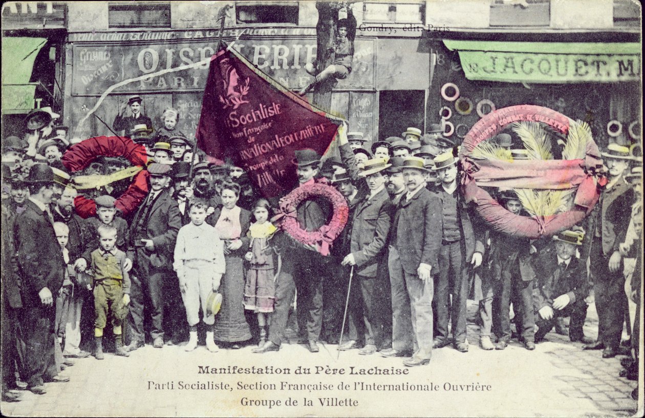 Demonstration am Père-Lachaise zur Gedenkfeier der Pariser Kommune, durch die Sozialistische Partei, Französische Sektion der Internationalen Arbeiterassoziation, Gruppe von La Villette, 1. Mai 1908 von Gondry