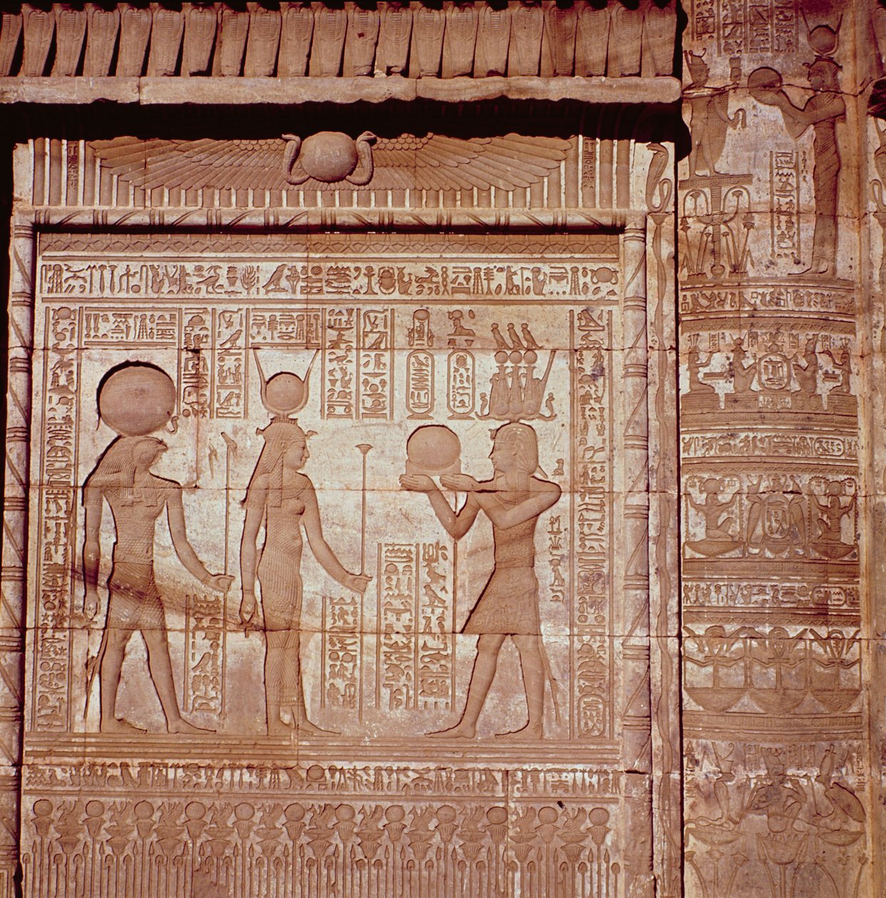 Relief, das einen Pharao zeigt, der Hathor und Horus ein Opfer darbringt, aus dem römischen Geburtshaus oder Mammisi in Dendera, ca. 125 v. Chr. - 60 n. Chr. von Greco Roman