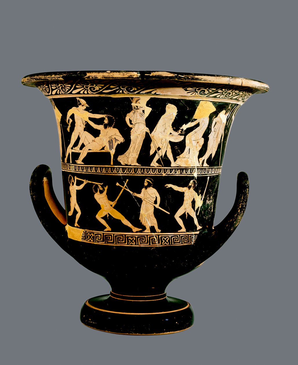 Attisch rotfiguriger Kalix-Krater, der (oben) die Taten des Theseus und (unten) die Satyrn Sikinnis, Komos und Simos zeigt, die Fackeln aus Kohlen entzünden, die Prometheus in einem Fenchelstiel trägt, ca. 420 v. Chr. von Greek