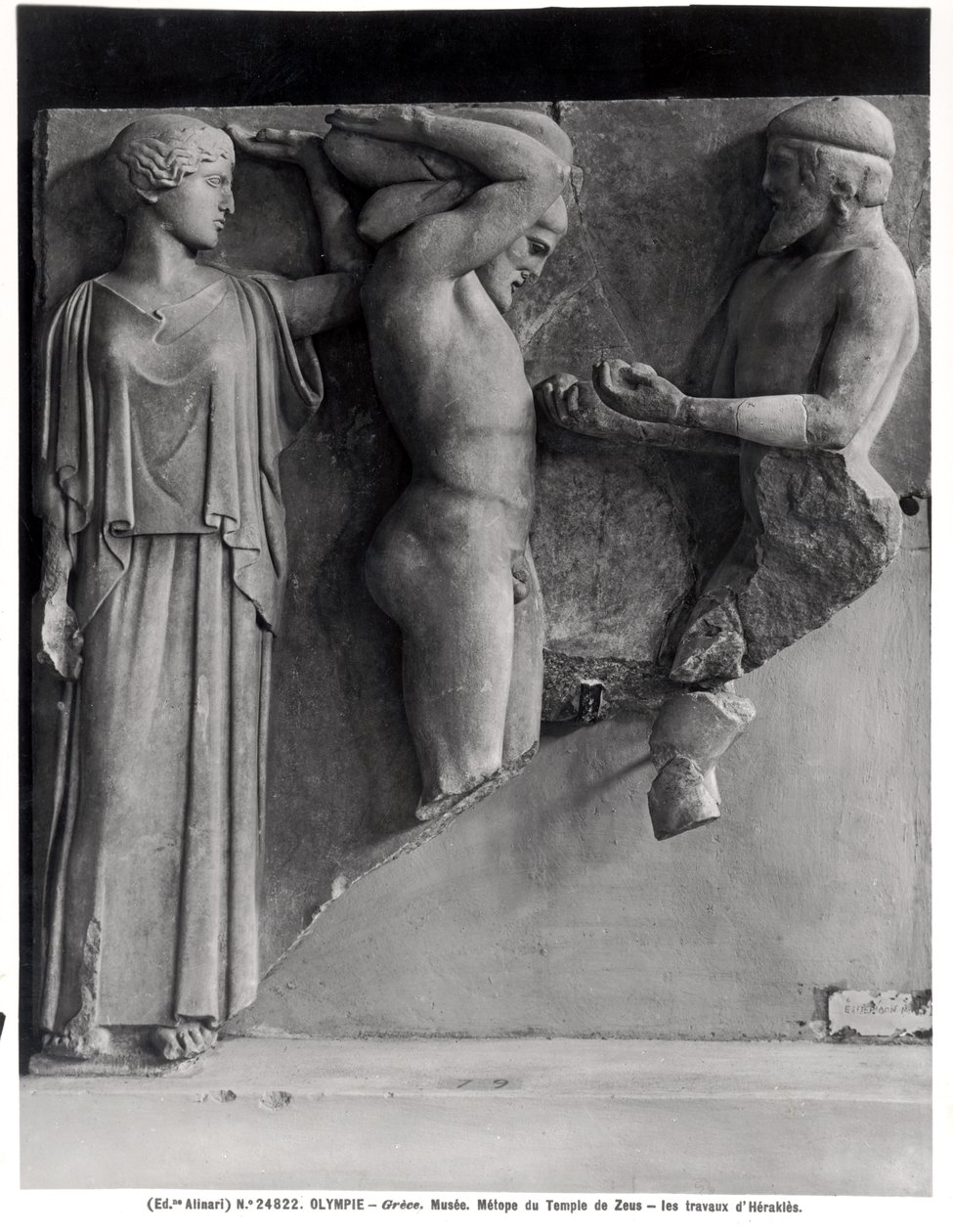Metope X vom Tempel des Zeus, Herkules erhält die goldenen Äpfel der Hesperiden von Atlas, während Minerva ein Kissen auf seinen Kopf legt von Greek