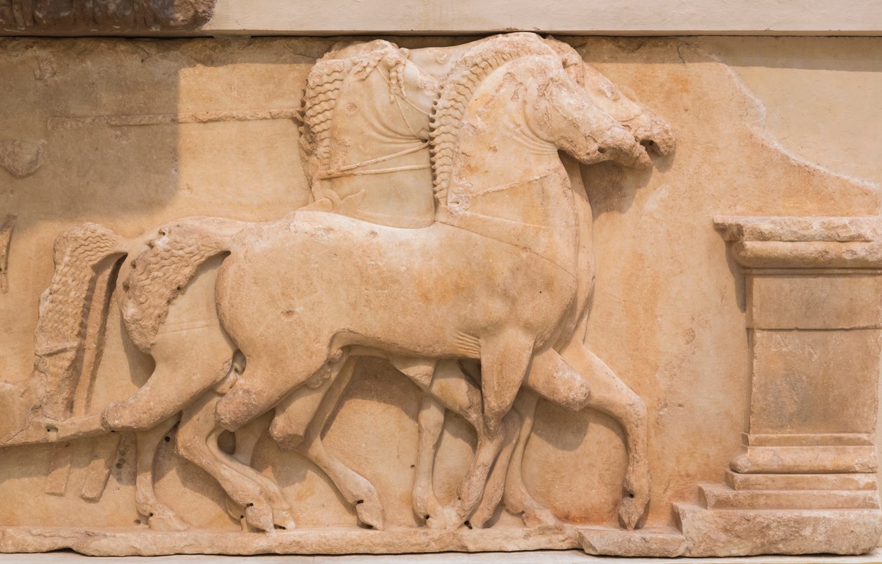 Vier Pferde (Quadriga), die einen Streitwagen ziehen, vom südlichen Fries des Schatzhauses der Siphnier, erbaut ca. 530-480 v. Chr. von Greek