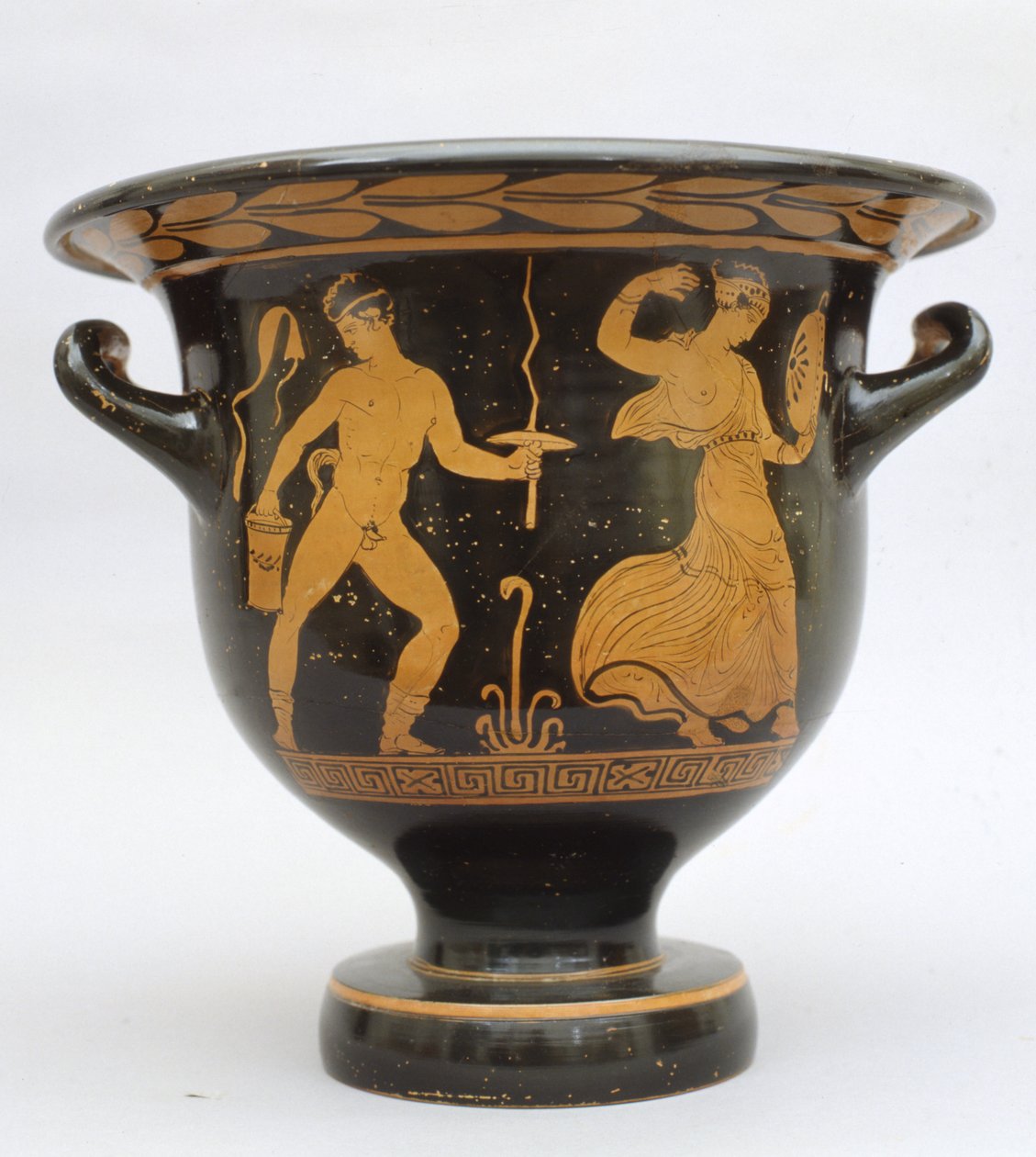 Glockenförmiger proto-apulischer Krater mit Satyr und Mänade aus Matera, Italien von Greek School