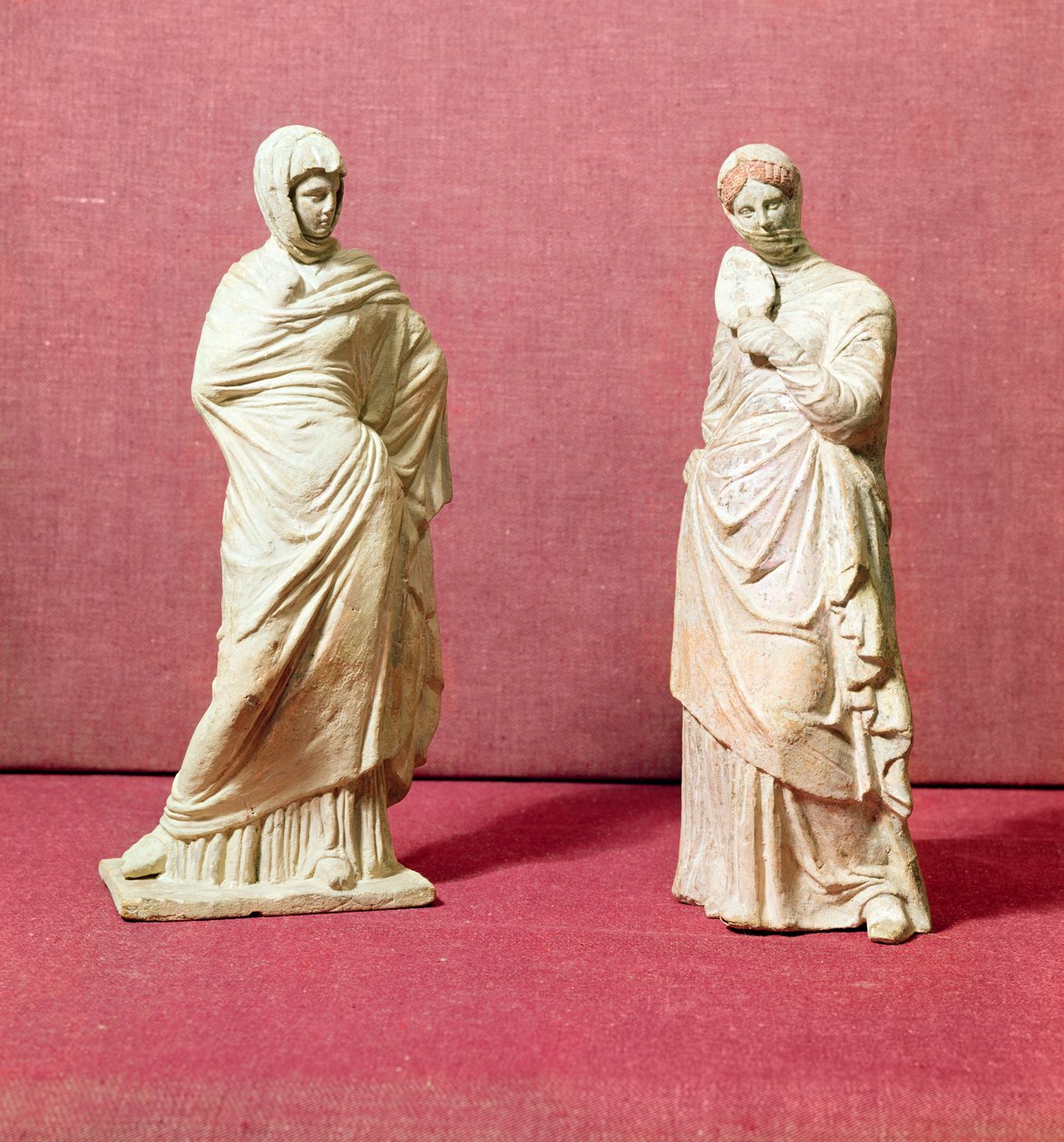 Zwei Statuen stehender Frauen, aus Tanagra, ca. 350 v. Chr. von Greek School