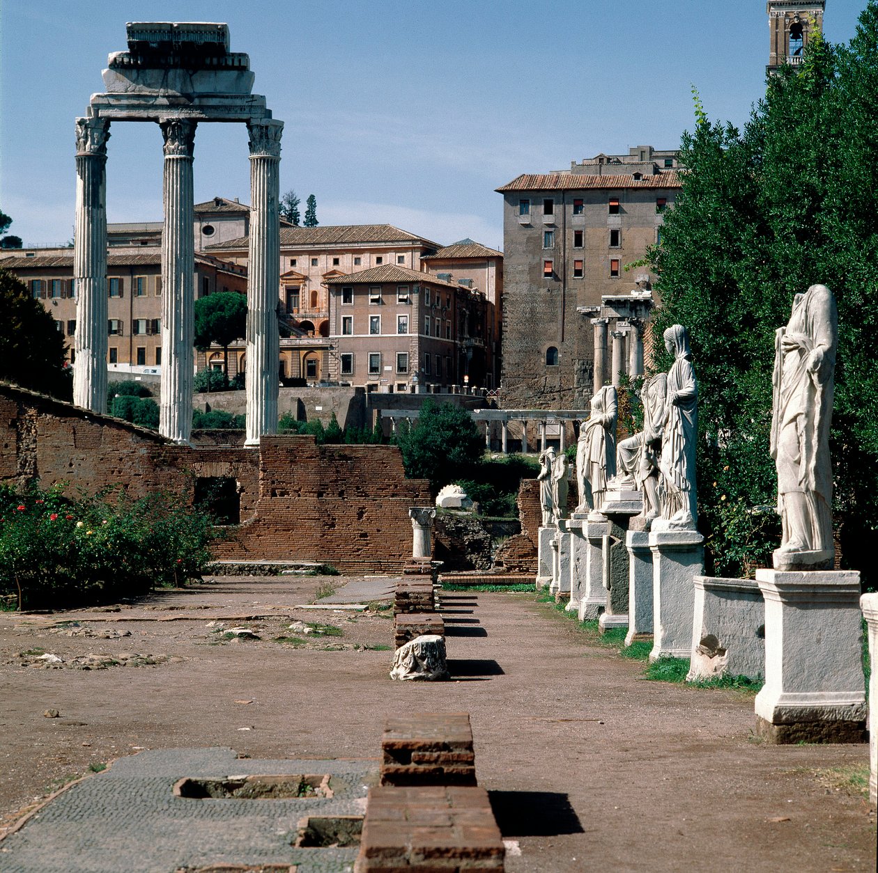 Römisches Forum: Statuen der Vestalinnen. Haus der Vestalinnen (Casa delle Vestali oder Atrium Vestae). Links der griechische Tempel der Dioskuren (oder Tempel von Kastor und Pollux) (5. Jahrhundert v. Chr.). Rom von Greek or Roman