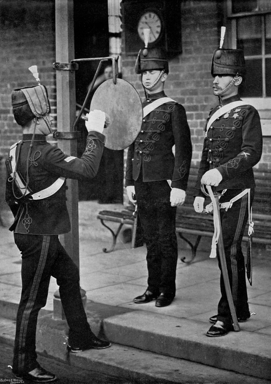 Das Schlagen des Gongs am Haupttor der Kavalleriekaserne von Aldershot, Hampshire von Gregory and Co