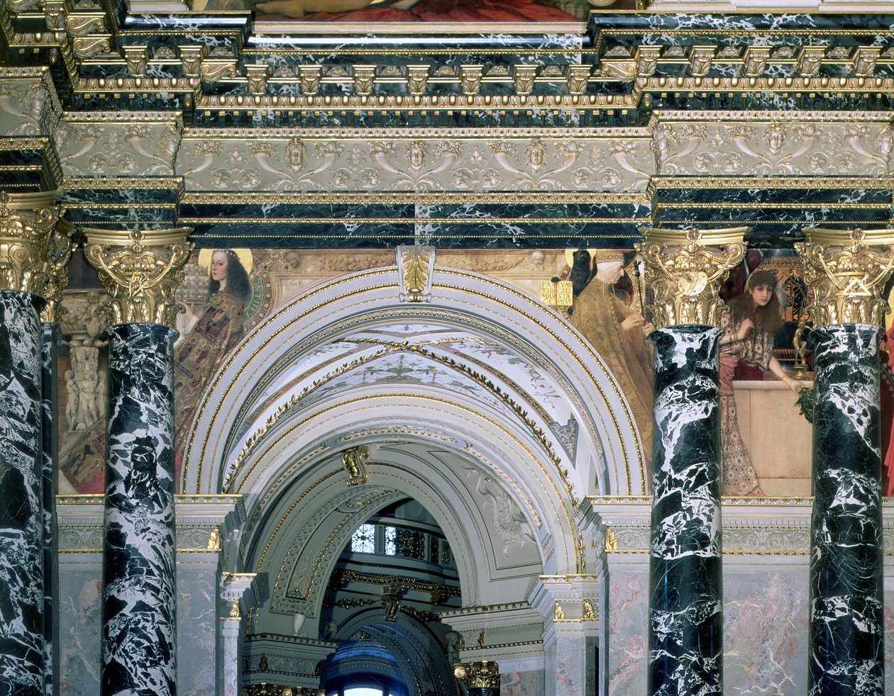 Innenraum des Kunsthistorischen Museums, Wien, mit Bogen und Zwickeldekoration, die Figuren darstellt, die das 14. Jahrhundert in Rom und Venedig repräsentieren, 1890-91 von Gustav Klimt