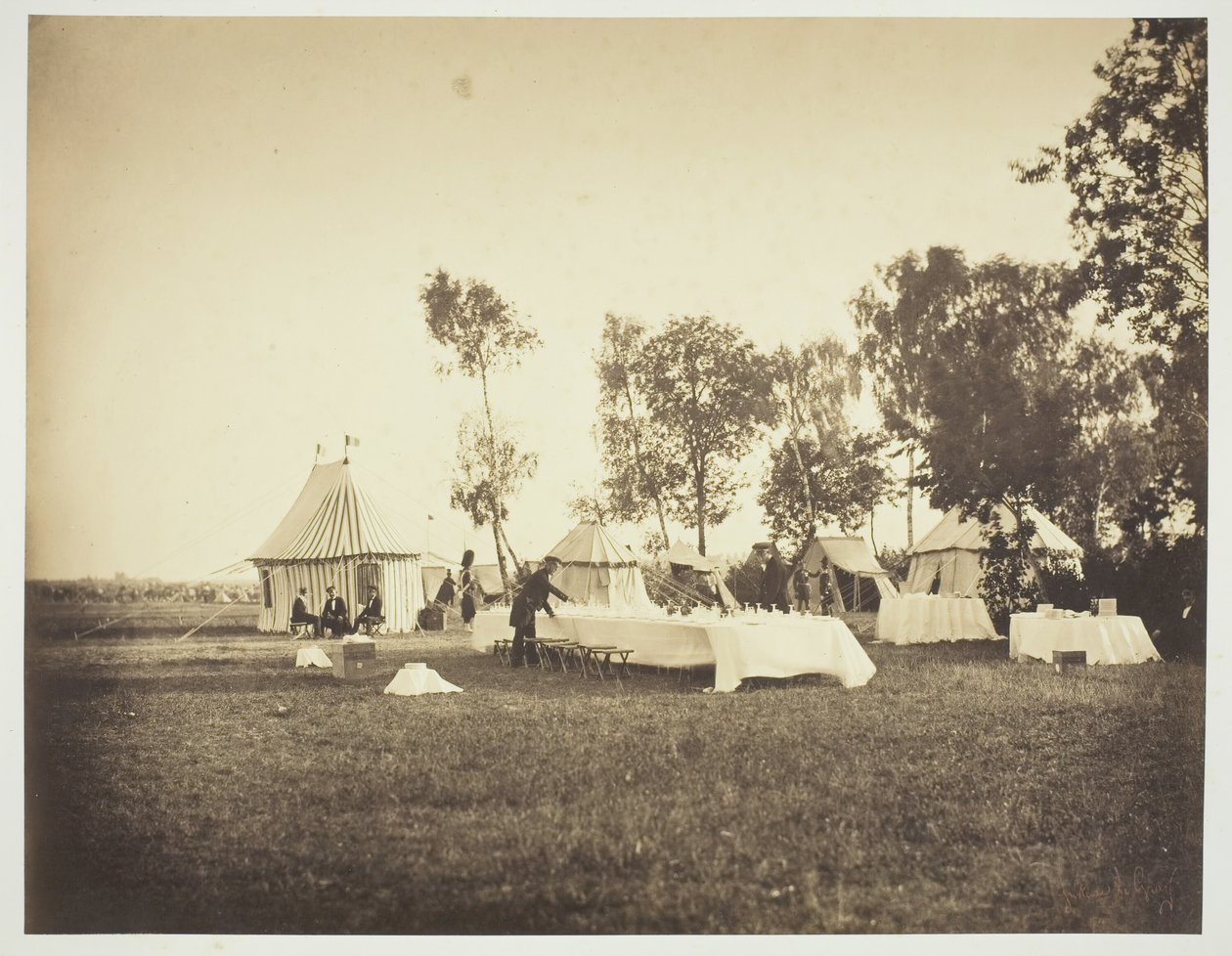 Vorbereitung des Kaisertisches, Camp de Châlons, 1857 von Gustave Le Gray